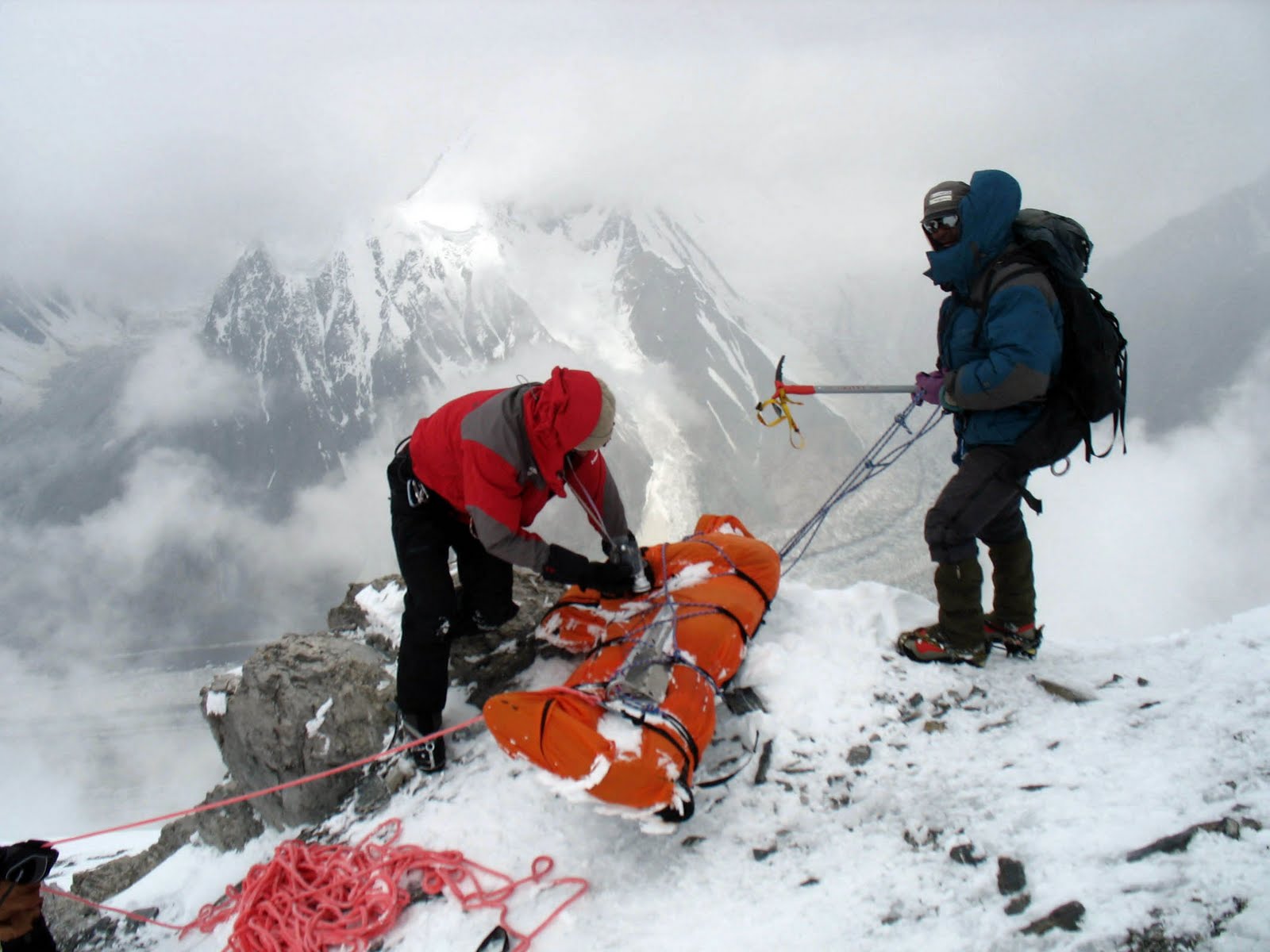 Спаслись в горах. Сэнди Питтман альпинистка. Ханнелора Шмац на Эвересте. Эверест Цеванг Палджор. Зеленые ботинки 8500 Эверест.