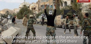 Российские спецназовцы и сирийские десантники играют в футбол на улицах Пальмиры