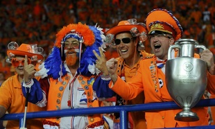 Фанаты сборной Голландии поют