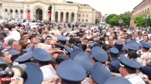 01.06.2024. Полицейский спецназ спровоцировал давку на площади Республики в Ереване