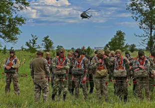 04.07.2024. Более 200 новобранцев соединения спецназа ЦВО совершили первые прыжки с парашютом