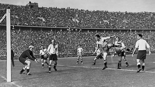 Сборная Франции по футболу в 1942 году не поднимала руку в нацистском приветствии