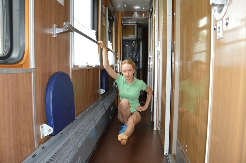 Развлечения в поезде. Поезда для детей. Ноги девочек в поезде. Гимнастки в поезде. Ножки женщин в поезде.