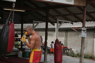 Тренировка с боксерским мешком