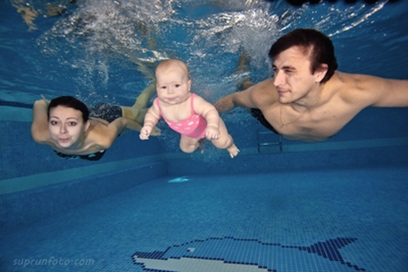Бассейн мама и ребенок. Папа с ребенком в бассейне. Грудничковое плавание Одинцово. Мама в бассейне. Детский бассейн Капитошка.